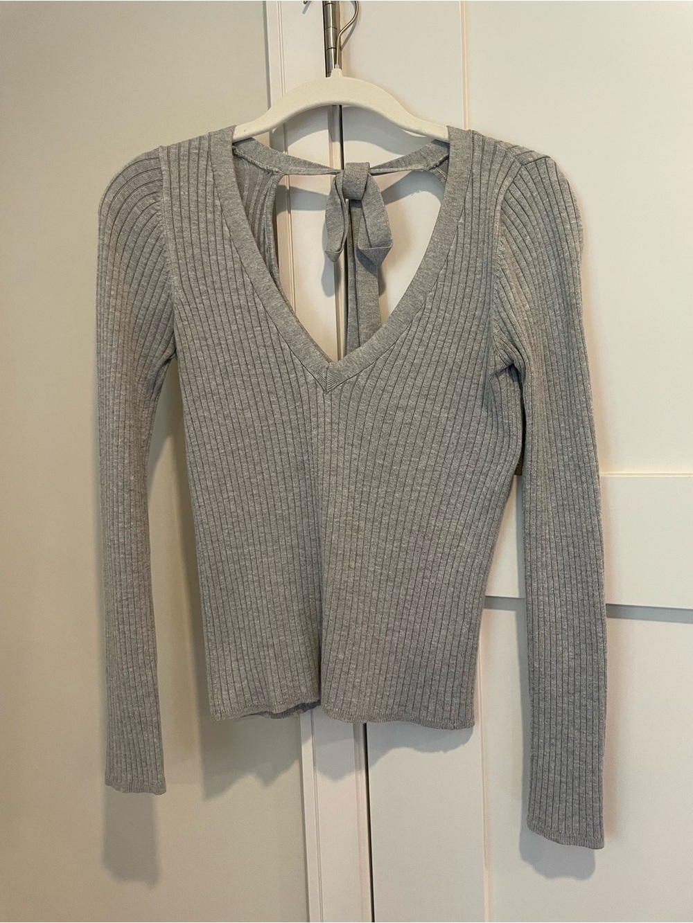 Ribbed V-Neck Tie-Back Long Sleeve Top - Light Gray